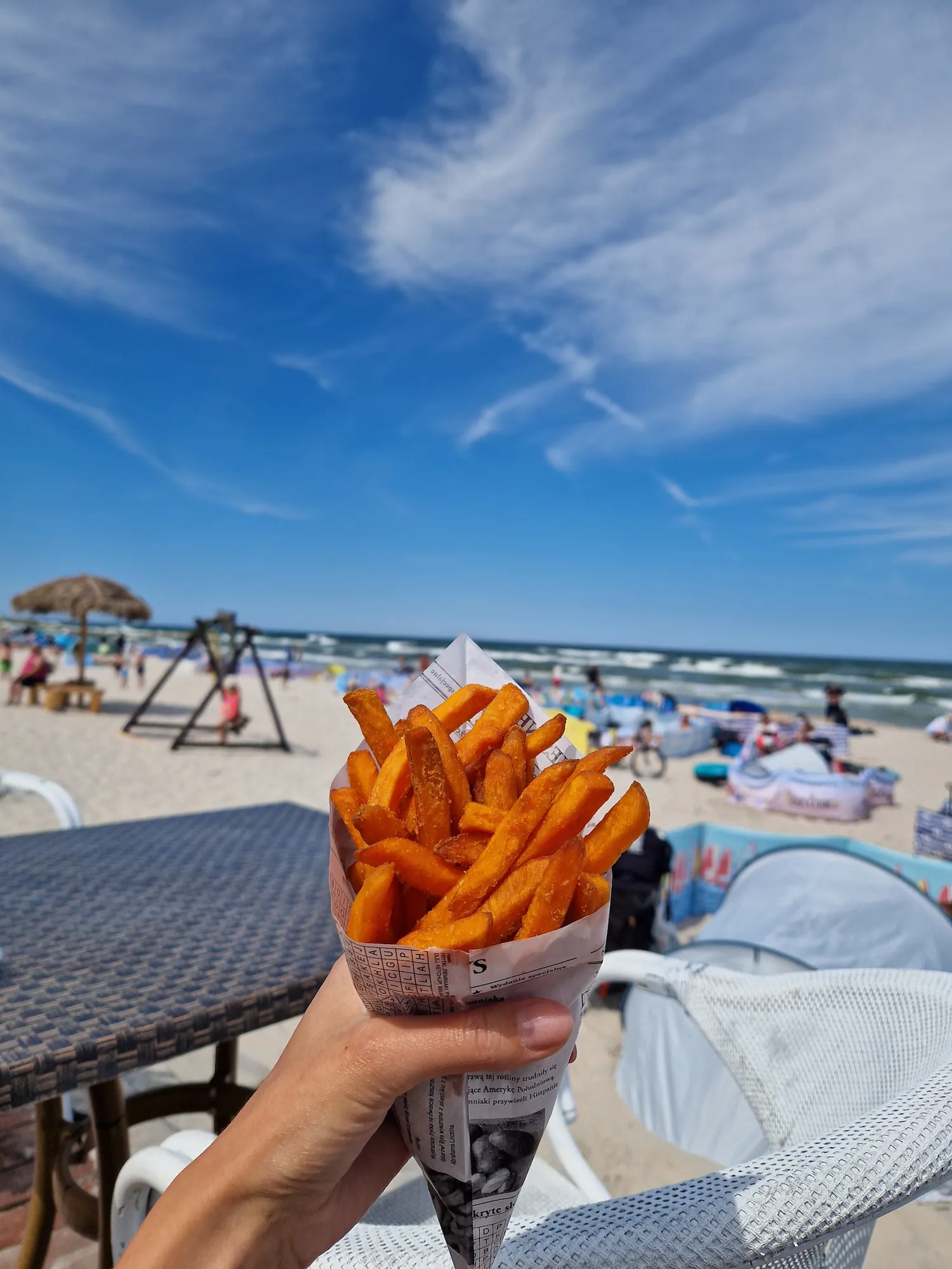 Jedzenie na plaży i kocu